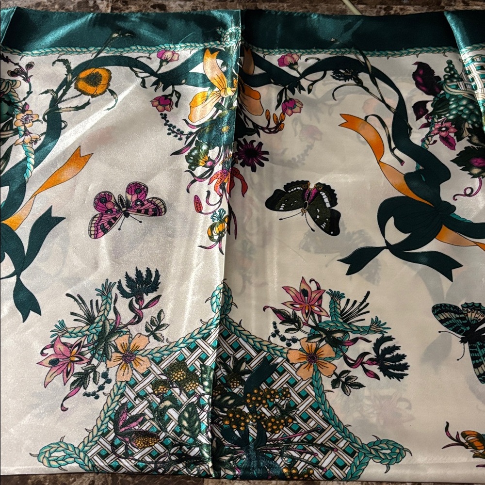 Large Scarf with Green Border NWOT - Picture 3 of 4